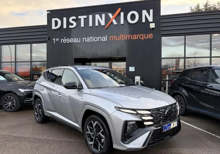 Hyundai Tucson 2025 gris argenté en 3/4 avant droit, avec calandre noire et jantes alliage 19 pouces N Line.