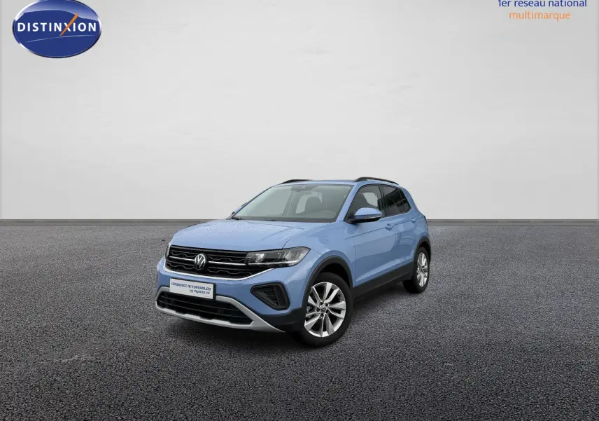 Volkswagen T-Cross bleu en 3/4 avant droit, avec jantes alliage et projecteurs LED visibles.