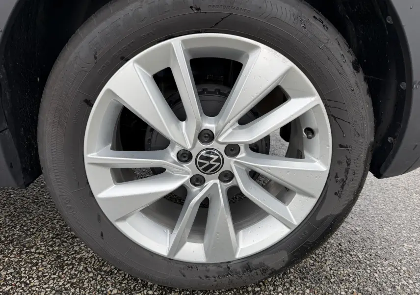 Gros plan sur la jante en alliage léger argentée 17 pouces du Volkswagen T-Cross 2025, pneu 205/55 R17 visible.