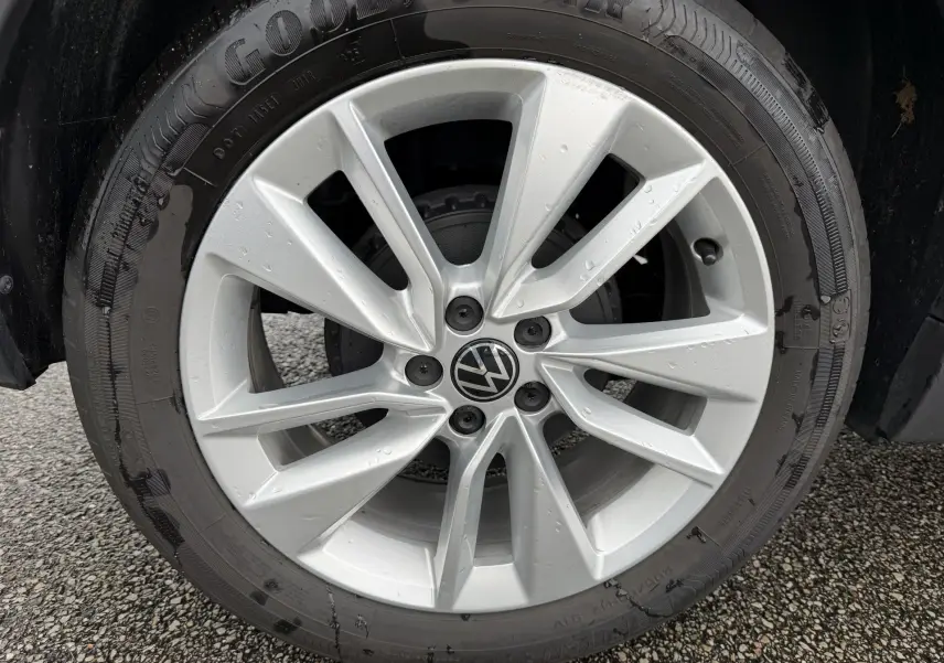 Gros plan sur la jante en alliage léger 17 pouces Bangalore du Volkswagen T-Cross bleu, pneu Goodyear visible.