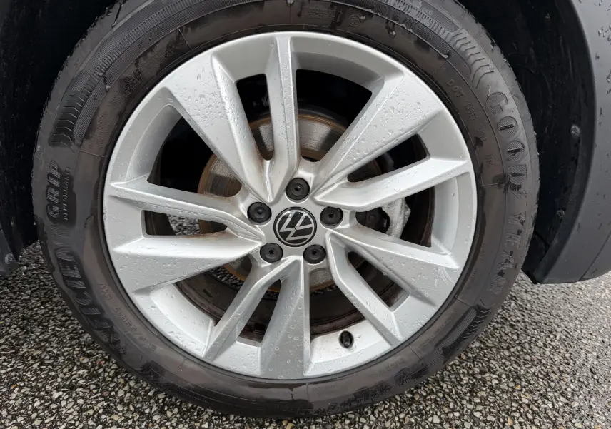 Gros plan sur la jante en alliage léger 17 pouces Bangalore argentée du Volkswagen T-Cross 1.0 TSI 95 bleu.
