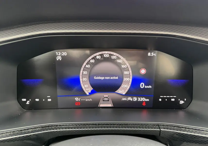 Vue rapprochée du combiné d'instruments digital du Volkswagen T-Cross 2025 affichant la vitesse et alertes de conduite.
