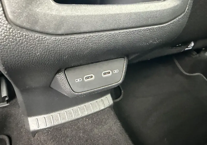 Gros plan sur les ports USB-C situés à l'arrière de la console centrale du Volkswagen T-Cross bleu.