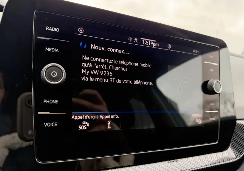 Écran tactile central du Volkswagen T-Cross affichant la connexion Bluetooth et les options d'appel d'urgence.