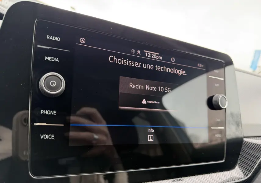 Écran tactile central du Volkswagen T-Cross 2025 affichant la connexion Android Auto, intérieur noir.