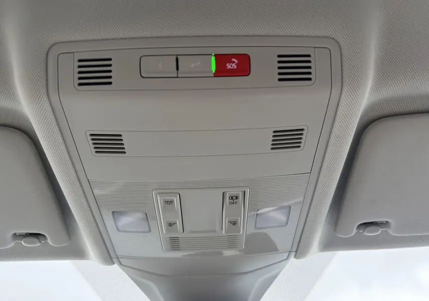 Plafonnier intérieur gris clair avec boutons SOS et éclairages, vue de dessous dans un Volkswagen T-Cross.