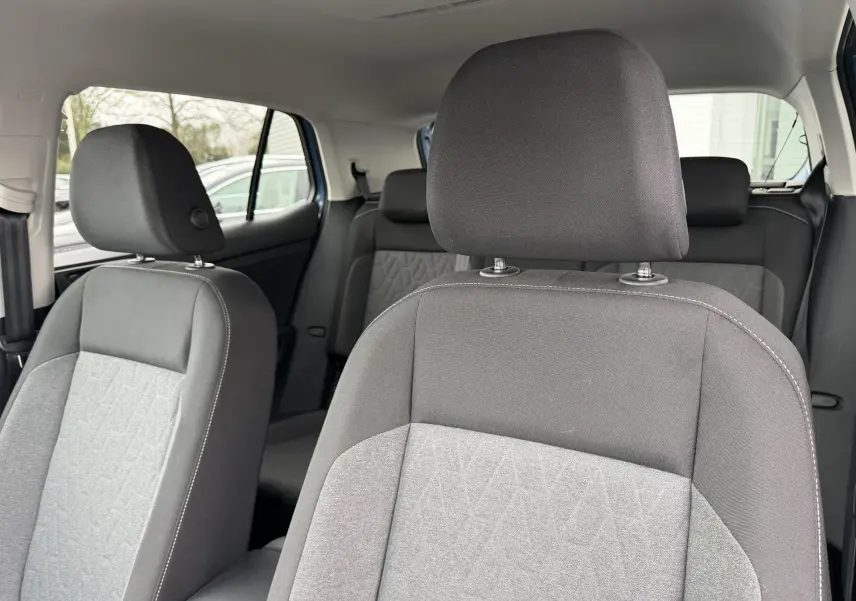 Vue intérieure sur les sièges avant gris foncé et clair du Volkswagen T-Cross 2025, côté droit.