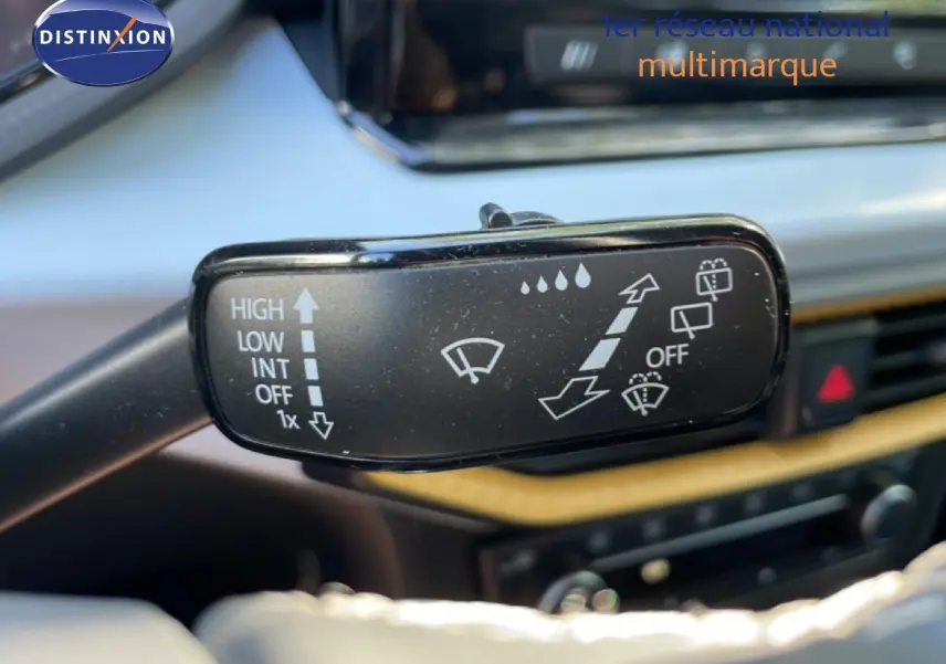 Gros plan sur la commande d’essuie-glace du SEAT Arona 2025, intérieur gris noir avec détails bois clair.