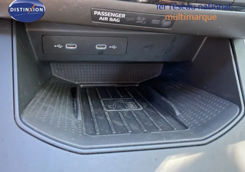 Gros plan sur la console centrale du SEAT Arona 2025, montrant la zone de recharge sans fil et deux ports USB-C.