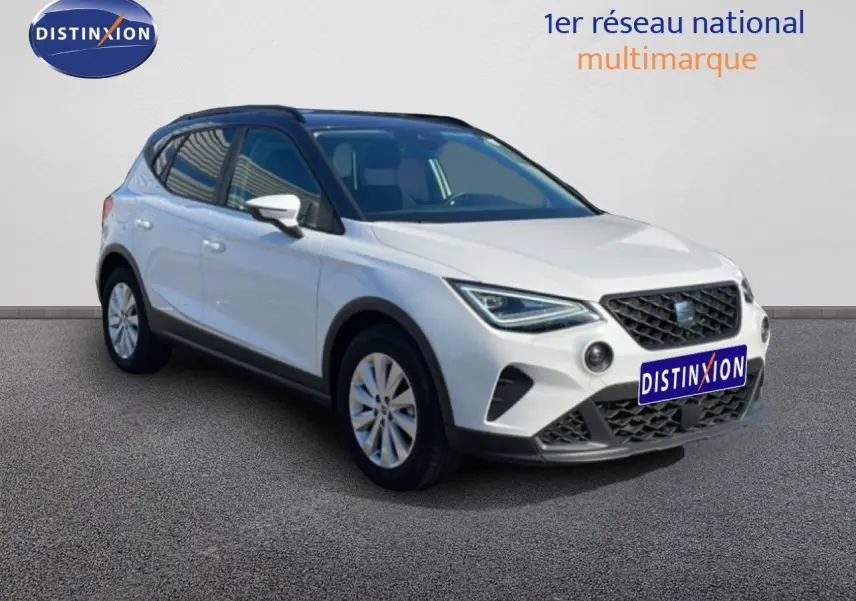 SEAT Arona blanc métal avec toit noir, vue 3/4 avant droit mettant en valeur son design moderne et ses jantes.