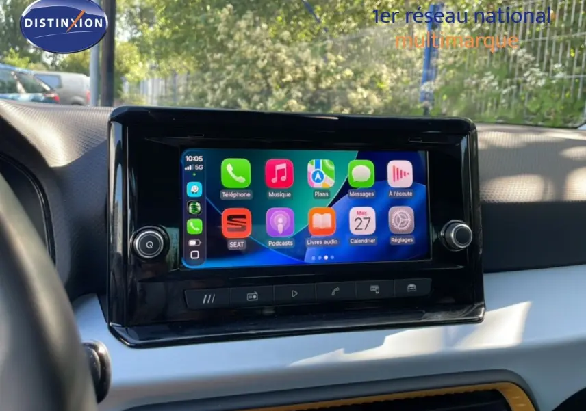 Écran tactile central affichant Apple CarPlay dans l’habitacle gris et noir du SEAT Arona 2025.