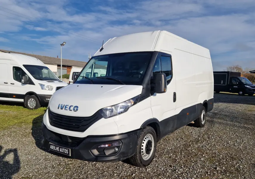 Fourgon Iveco Daily blanc en 3/4 avant droit, avec pare-chocs noir et calandre marquée du logo Iveco.