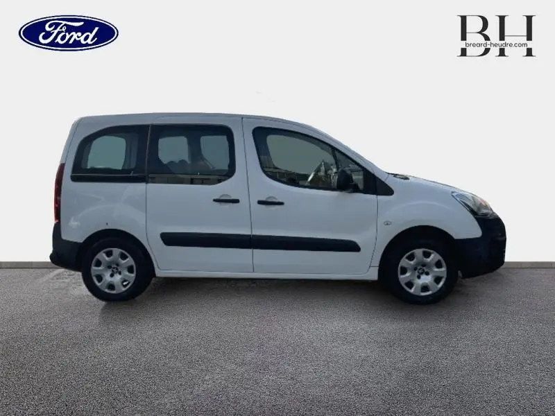 Vue de profil côté gauche d'un Peugeot Partner Tepee blanc Banquise avec portes latérales coulissantes et protections noires.