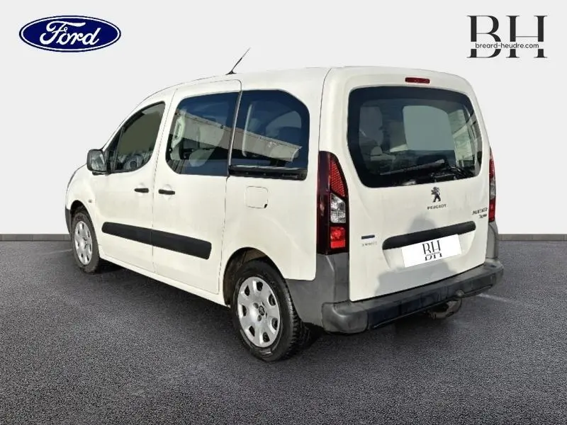 Vue 3/4 arrière droite d’un Peugeot Partner Tepee blanc Banquise avec portes latérales coulissantes et vitres teintées.