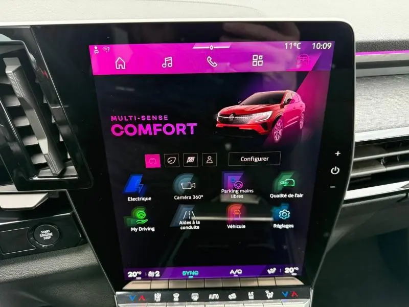 Écran tactile central affichant le mode Multi-Sense Comfort avec image du Renault Austral rouge flamme en vue 3/4 avant.