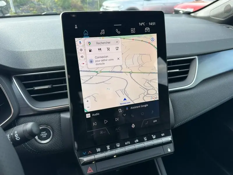 Vue intérieure du tableau de bord du Renault Captur 2026, écran tactile central avec navigation et commandes climatisation.
