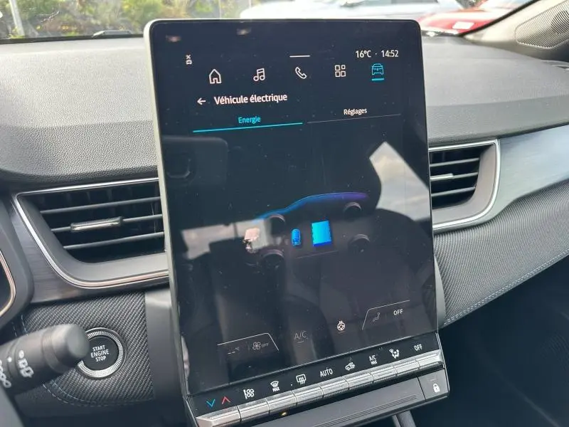 Écran tactile central du Renault Captur 2026 en gros plan, affichant l'interface énergie du véhicule hybride.
