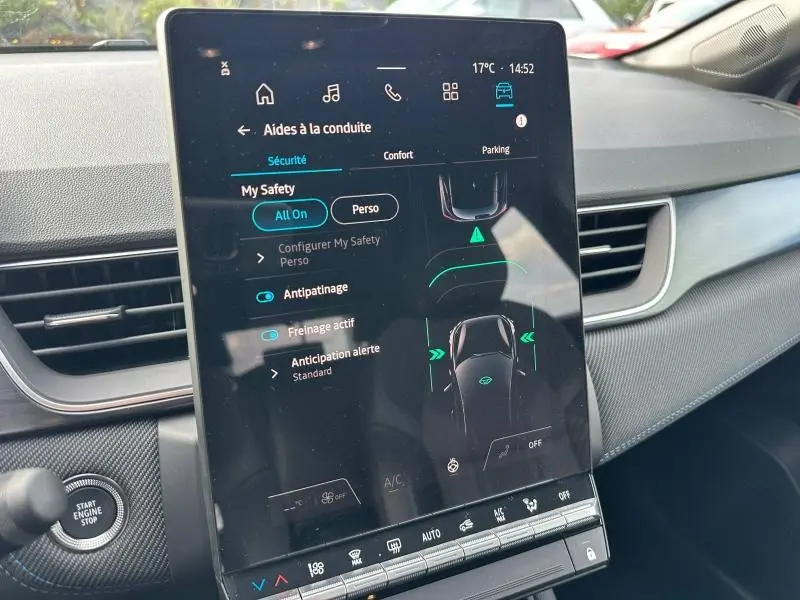 Écran tactile central du tableau de bord du Renault Captur 2026 gris Cassiopée/Noir Etoilé affichant les aides à la conduite.