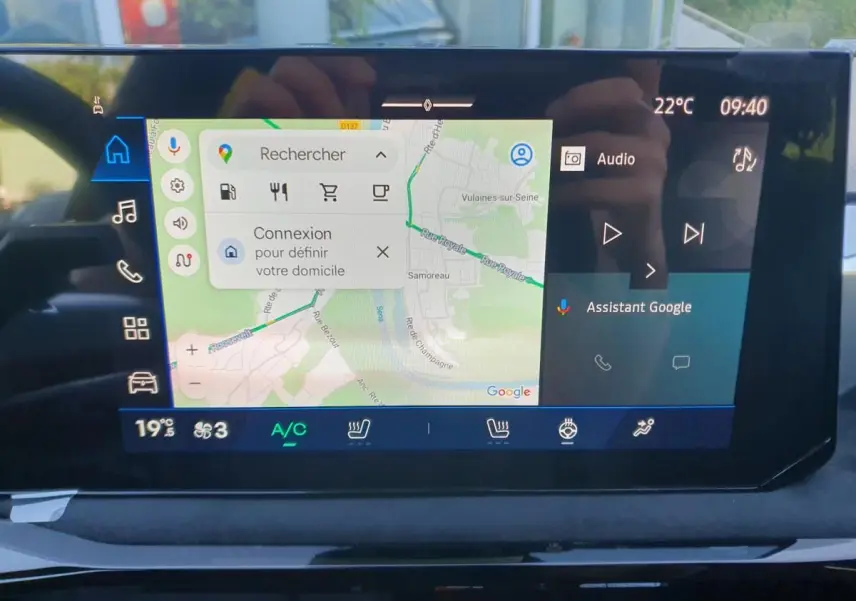 Écran tactile central de la Renault Clio VI affichant la navigation Google Maps et les commandes multimédia.