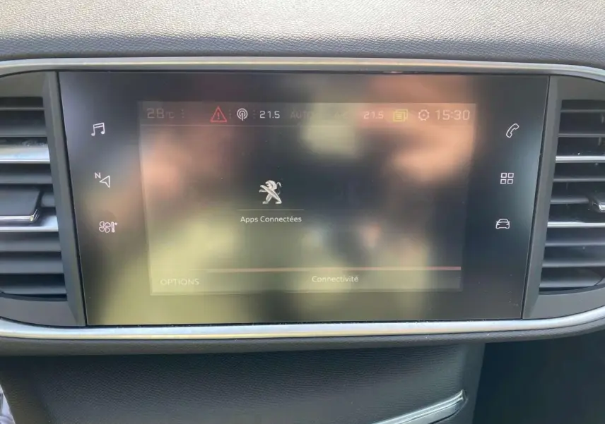 Écran tactile central du tableau de bord de la Peugeot 308 SW 2019 avec interface des apps connectées.