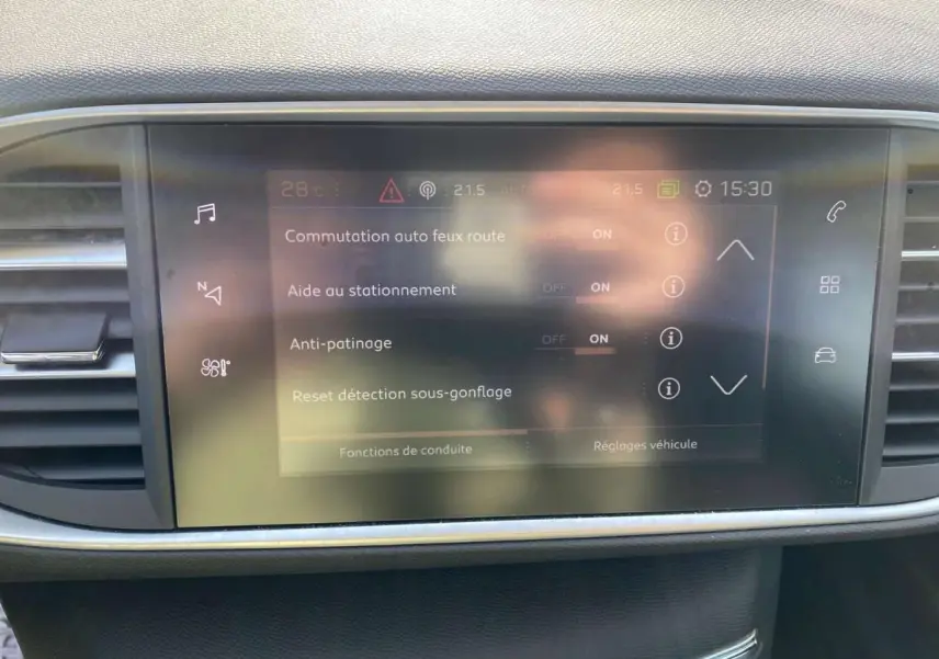 Écran tactile central du tableau de bord de la Peugeot 308 SW 2019 affichant les réglages d’aide à la conduite.