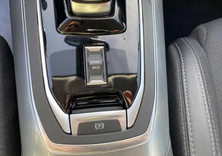 Vue rapprochée de la console centrale du Peugeot 308 SW gris Artense, avec sélecteur modes Sport/Eco et frein électrique.