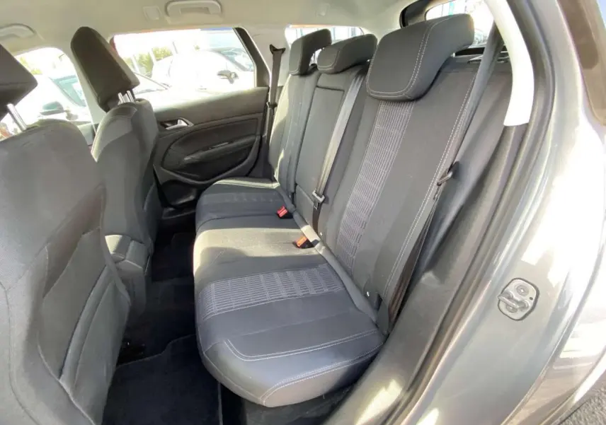 Vue intérieure côté droit sur la banquette arrière noire du Peugeot 308 SW gris Artense 2019 avec ceinture et appuie-têtes.