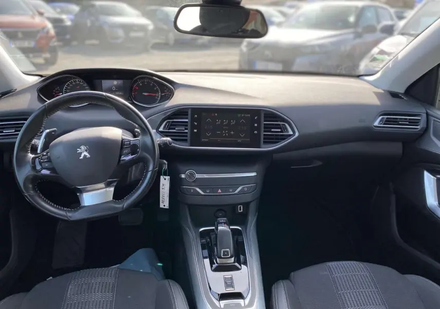 Vue intérieure avant du tableau de bord et volant Peugeot 308 SW 2019 avec écran tactile et boîte automatique.