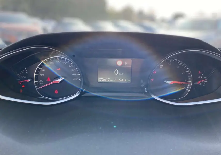 Vue rapprochée du tableau de bord de la Peugeot 308 SW 2019, affichant compteur et écran digital.