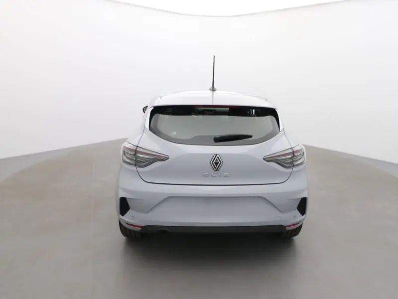 Vue arrière d'une Renault Clio gris schiste 2025 avec feux arrière LED et becquet intégré.