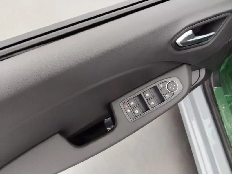 Panneau de porte côté gauche gris foncé avec commandes électriques des vitres et rétroviseurs d'une Renault Clio 2025 Gris Schiste.