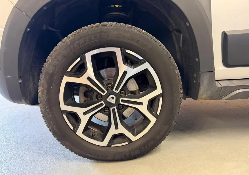 Gros plan sur la roue avant droite du Dacia Duster gris 2019 avec jante alliage 17 pouces Maldives et pneu Michelin.