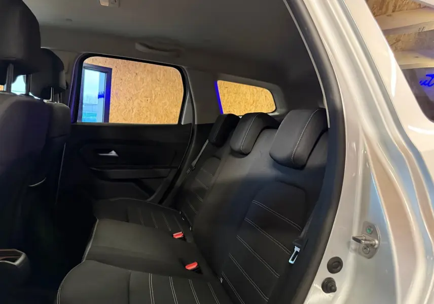 Vue intérieure côté droit sur la banquette arrière noire avec surpiqûres du Dacia Duster gris 2019 Prestige.