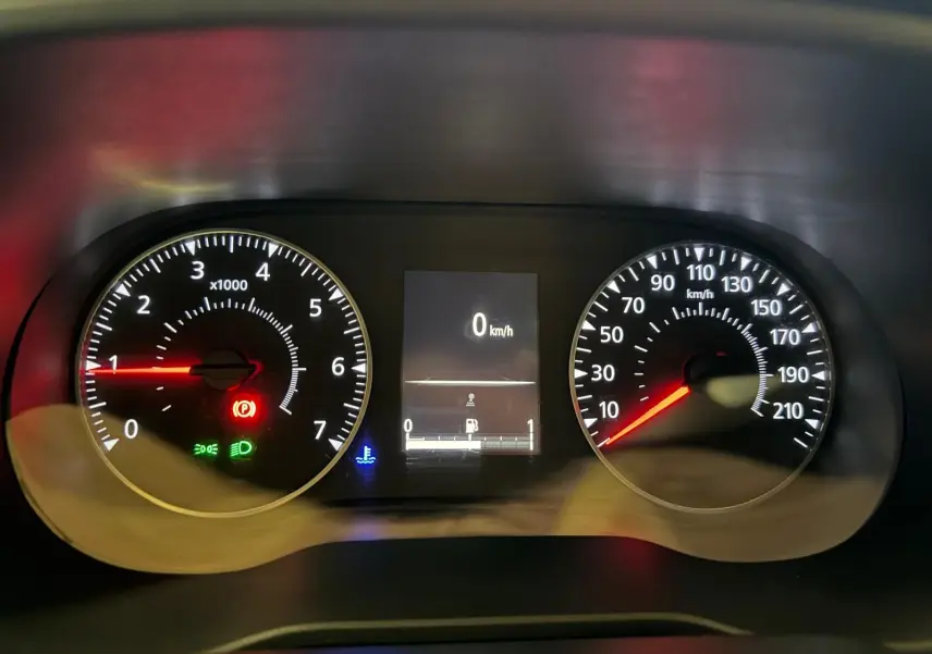 Tableau de bord du Dacia Duster 2019 avec compte-tours, compteur de vitesse et écran digital affichant 0 km/h.