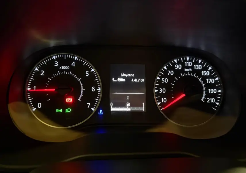 Tableau de bord du Dacia Duster 2019 avec compte-tours, vitesse et écran affichant consommation moyenne à 4,4 L/100 km.