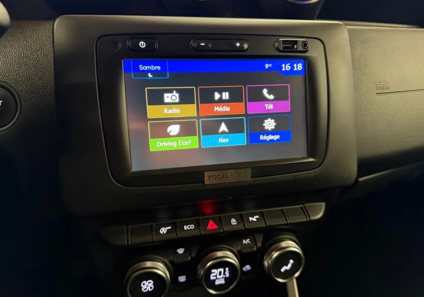 Écran tactile central avec menu coloré et commandes de climatisation du tableau de bord du Dacia Duster gris 2019.