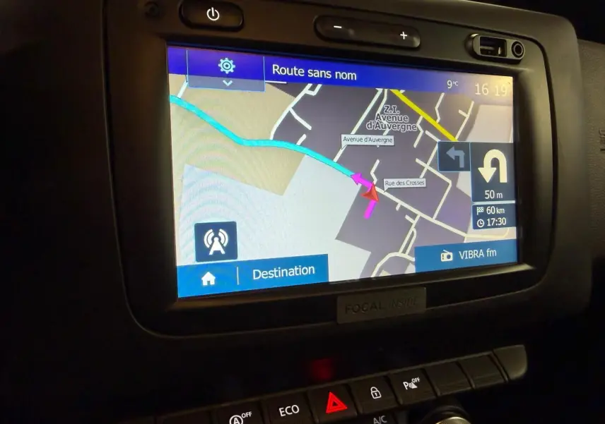 Écran GPS de la console centrale du Dacia Duster gris 2019 avec commandes ECO et avertisseur de parking.