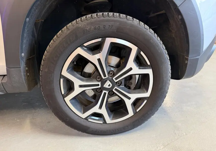 Gros plan sur la jante alliage 17'' Maldives et pneu Michelin du Dacia Duster gris, côté avant droit.