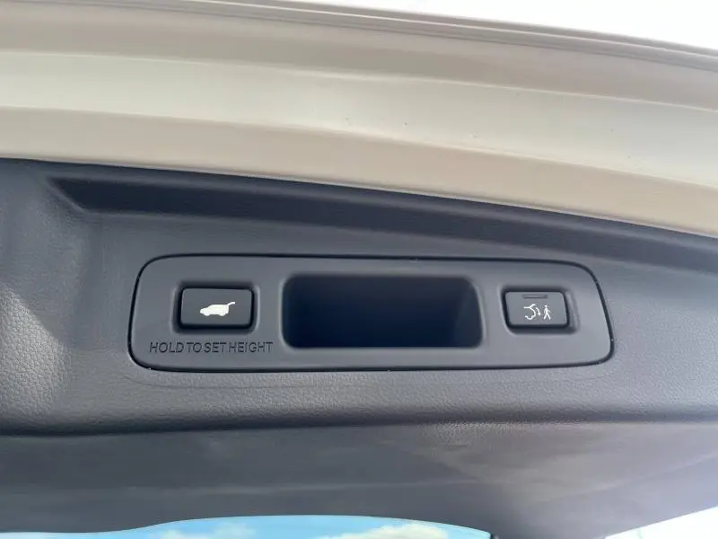 Gros plan sur les commandes d'ouverture et fermeture électrique du coffre du Honda CR-V 2024, finition Diamant Brillant Premium.