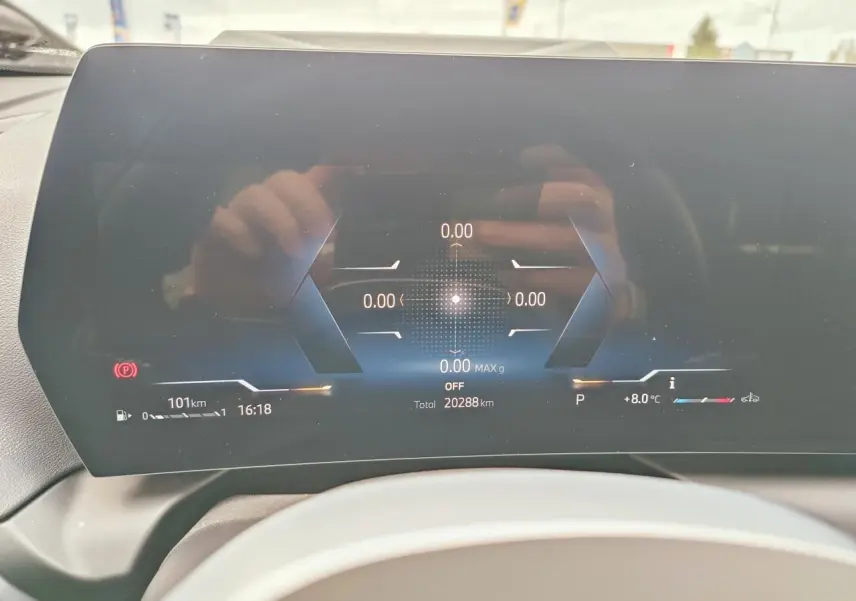 Affichage numérique du tableau de bord BMW Série 1 2025, vue frontale centrée sur l'écran digital.