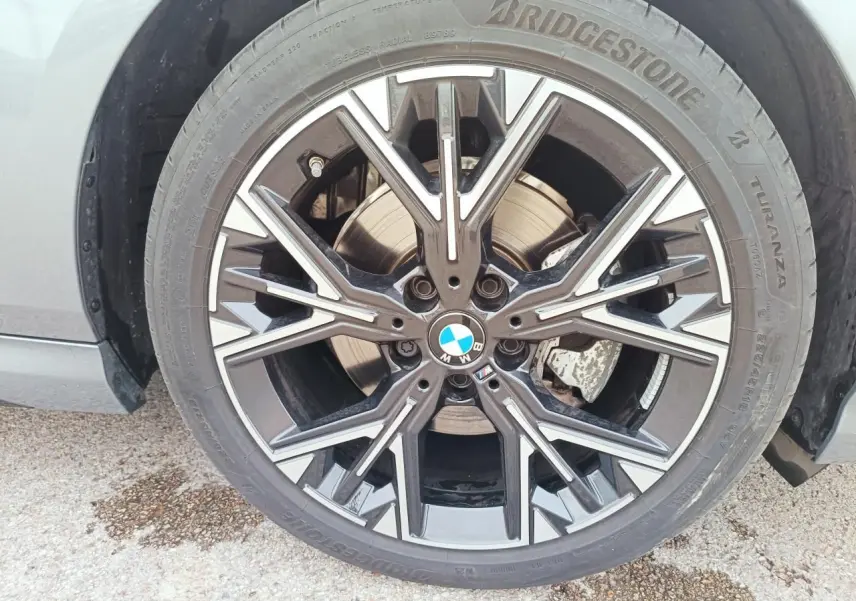 Gros plan sur la jante avant droite bicolore 18 pouces de la BMW Série 1 gris Skyscraper.