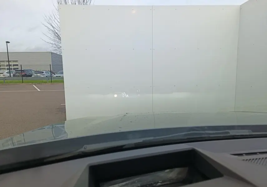 Vue intérieure avant d'une BMW Série 1 gris Skyscraper avec affichage tête haute projeté sur le pare-brise.