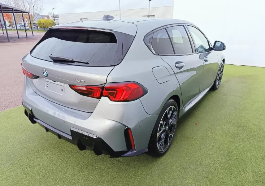 BMW Série 1 gris Skyscraper vue 3/4 arrière droit, toit noir et jantes alliage 18 pouces M Sport.