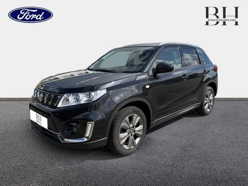 Suzuki Vitara 2019 Cosmic Black Pearl métallisé en 3/4 avant droit, avec calandre chromée et jantes alu visibles.