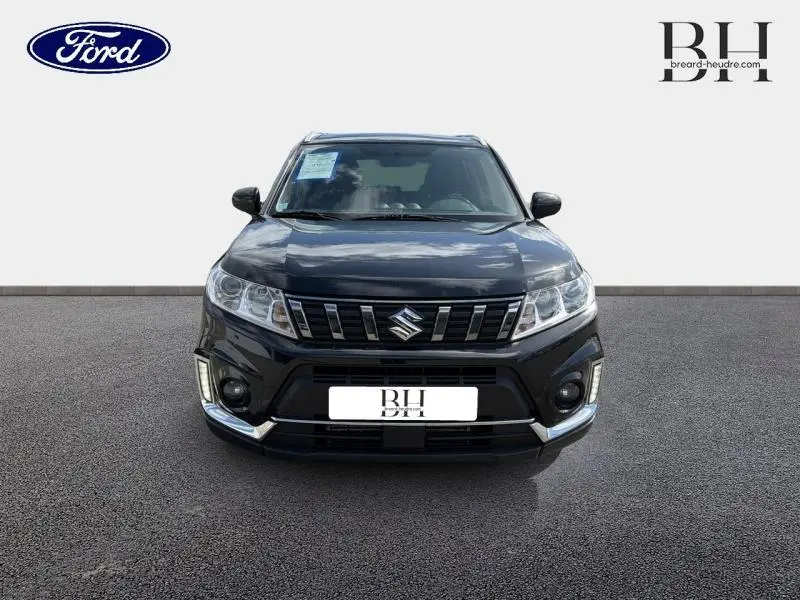 Vue frontale du Suzuki Vitara 2019 Cosmic Black Pearl métallisé avec calandre chromée et feux LED de jour.