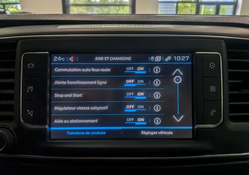 Écran tactile central du Peugeot Expert Fourgon gris acier 2023 affichant les réglages d’aides à la conduite.