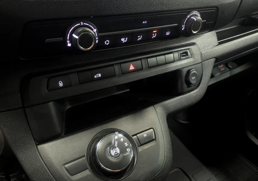 Vue rapprochée de la console centrale du Peugeot Expert Fourgon 2023, avec commandes clim et sélecteur rotatif de boîte auto.