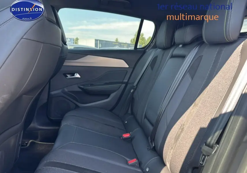 Vue intérieure du siège arrière côté droit de la Peugeot 308 gris, montrant les appuie-têtes et la porte avec garniture claire.