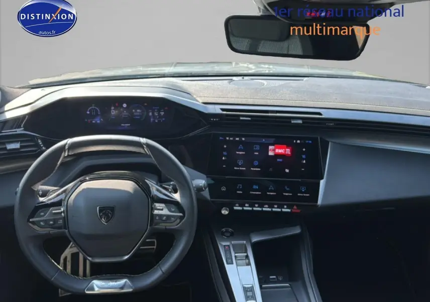 Vue intérieure frontale du tableau de bord et volant noir de la Peugeot 308 gris 1.2 hybrid 145 GT e-DCS6 2025.