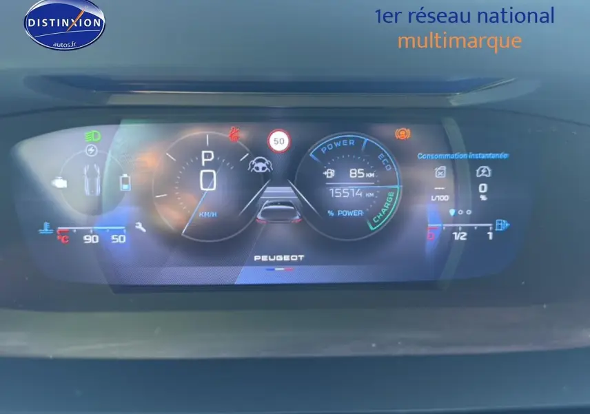 Affichage numérique du tableau de bord de la Peugeot 308 gris, montrant la vitesse, autonomie et indicateurs hybrides.